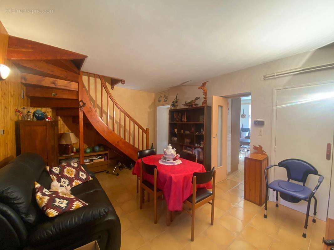 Maison avec cour et dépendance - photo 2