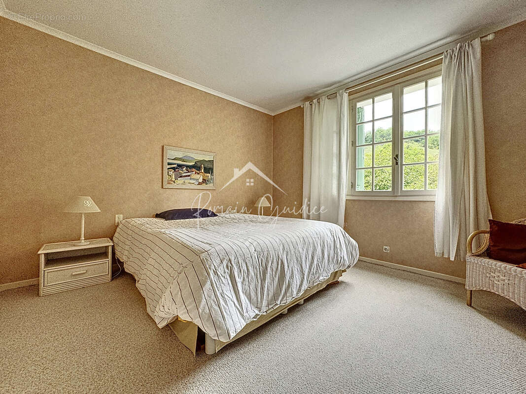 Maison à SAINT-GEORGES-DE-LUZENCON