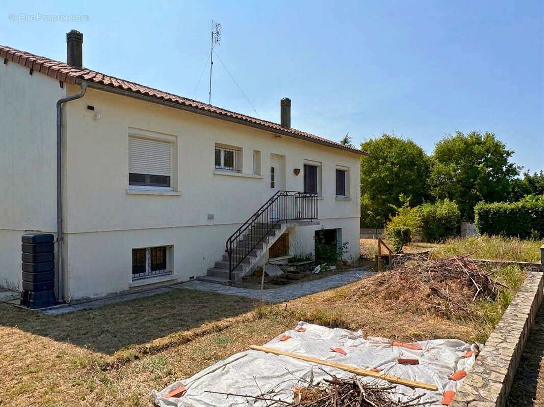 MAISON FAMILIALE avec grand garage et terrain clos à seulement 8 minutes de COGNAC - photo 19