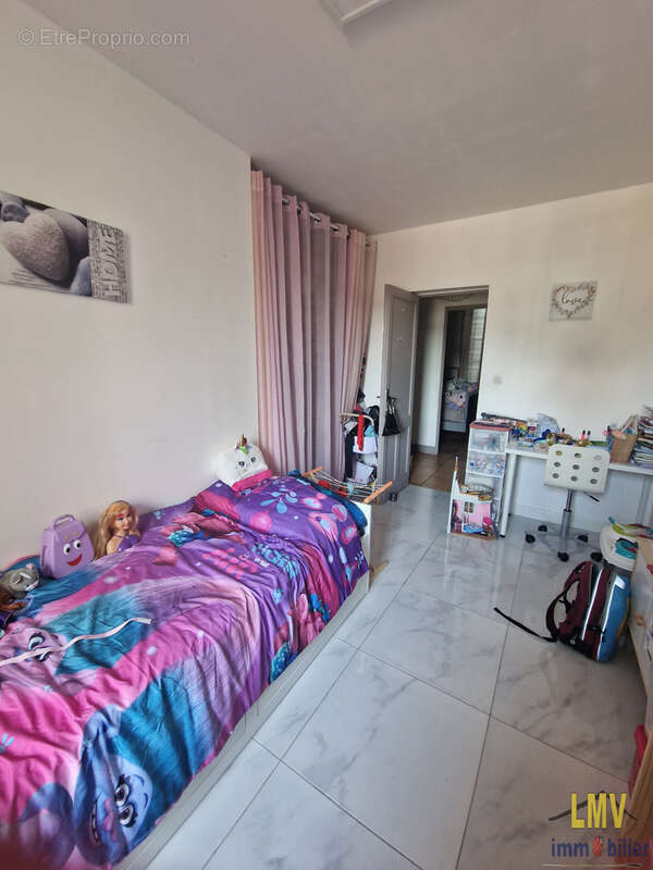 Maison à SAINT-MEDARD-DE-GUIZIERES