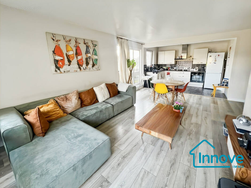 Salon &amp; cuisine - Appartement à ROCQUENCOURT
