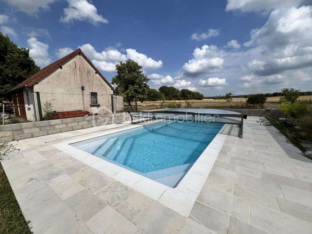 Propriété familiale de 156m² avec piscine, dépendances et vue dégagée sur la forêt des Bertranges - photo 2