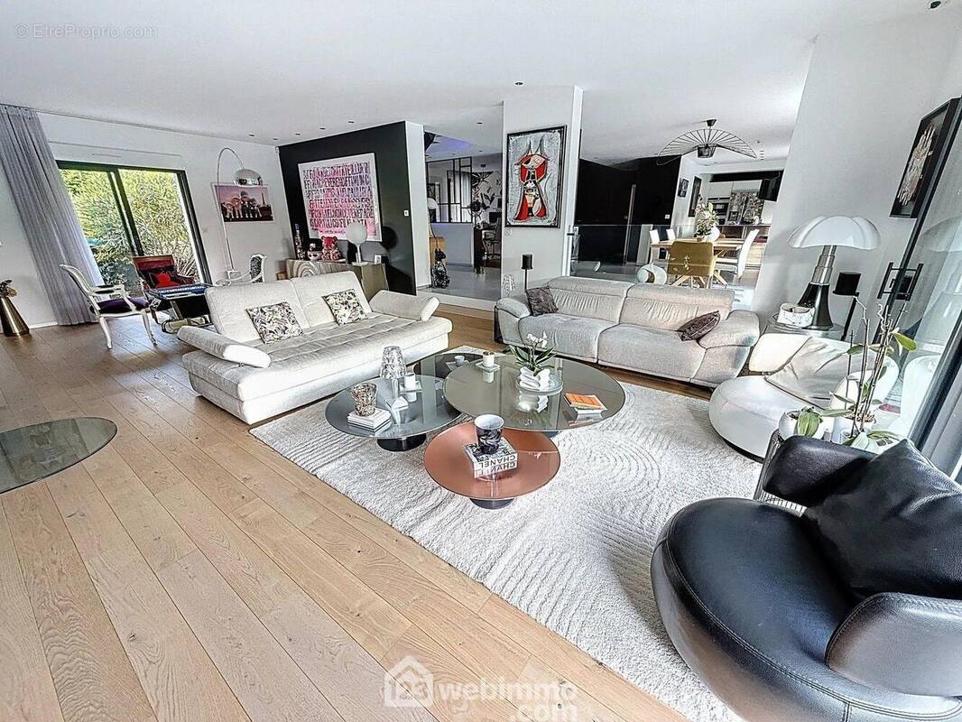 voici le salon...un espace spacieux et lumineux... - Maison à SAINTE-GENEVIEVE-DES-BOIS