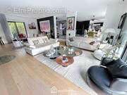 voici le salon...un espace spacieux et lumineux... - Maison à SAINTE-GENEVIEVE-DES-BOIS