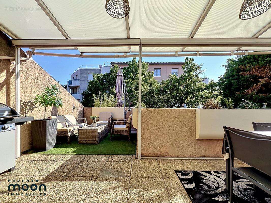 A Vendre - T4 Duplex 75m² avec terrasse et Garage Secteur Perron - photo 2