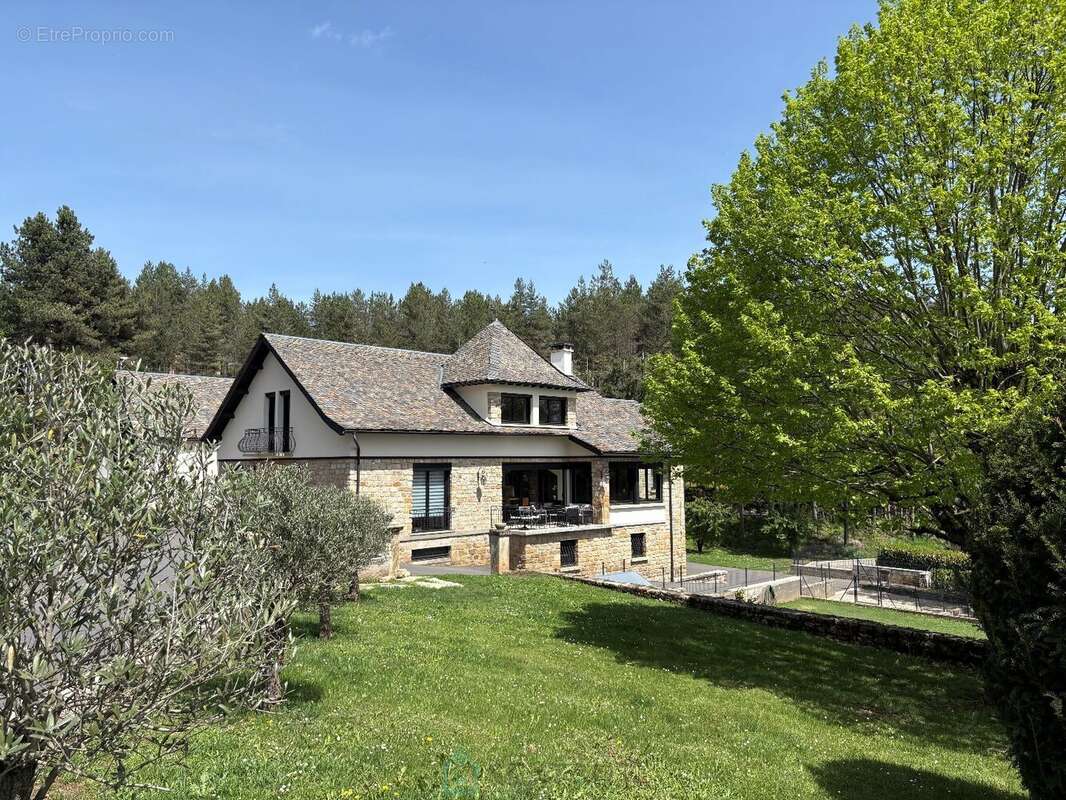 Propriété d'exception  274 m² habitables + 699 m² de dépendances et garages - photo 7