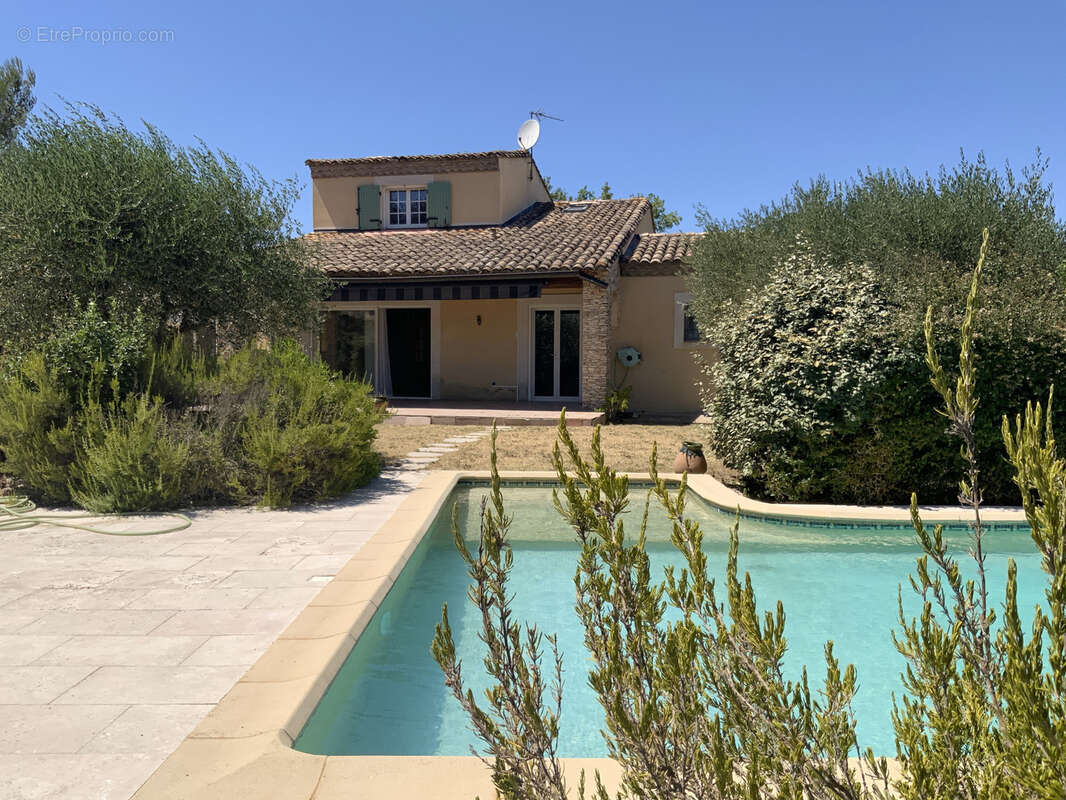 Charmante maison spacieuse avec terrain arboré et piscine. - photo 2