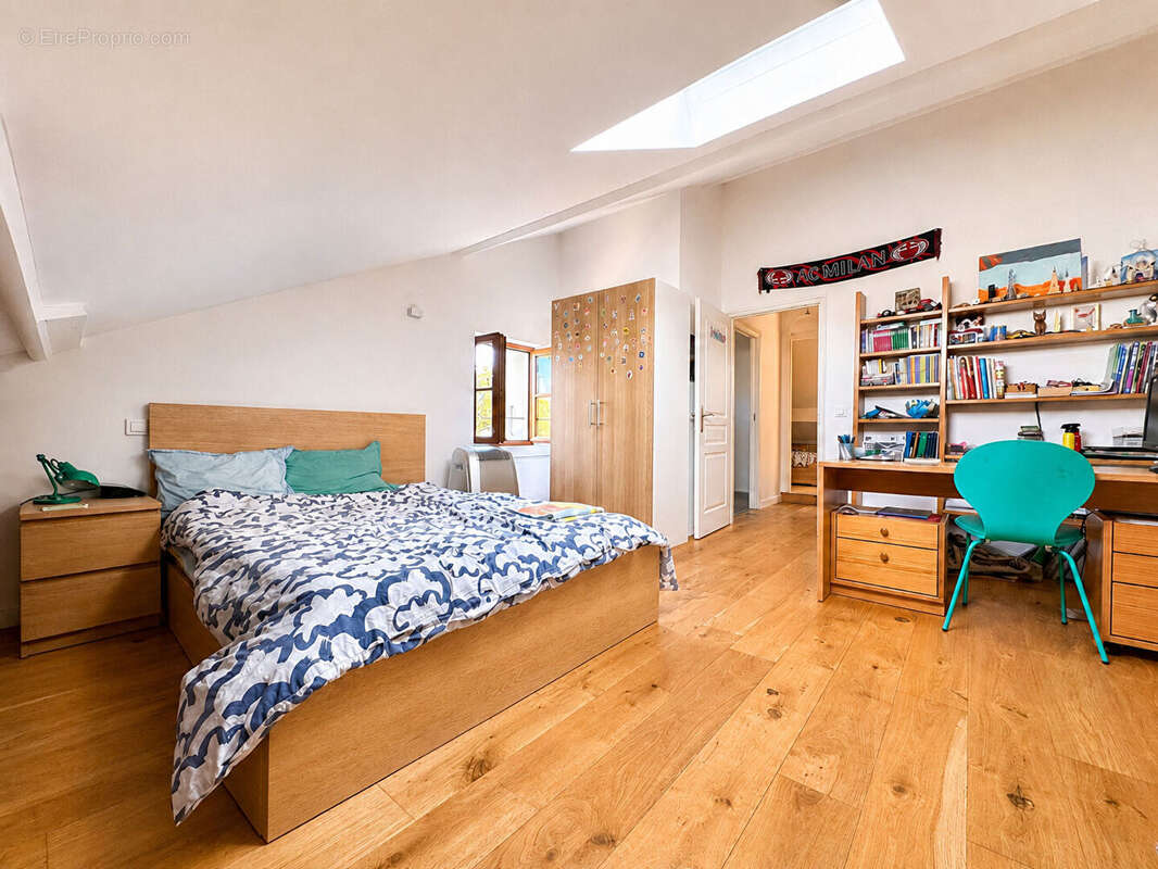Collonges-sous-Salève à 215 m², 4 chambres et de beaux volumes aux portes de Genève. - photo 6