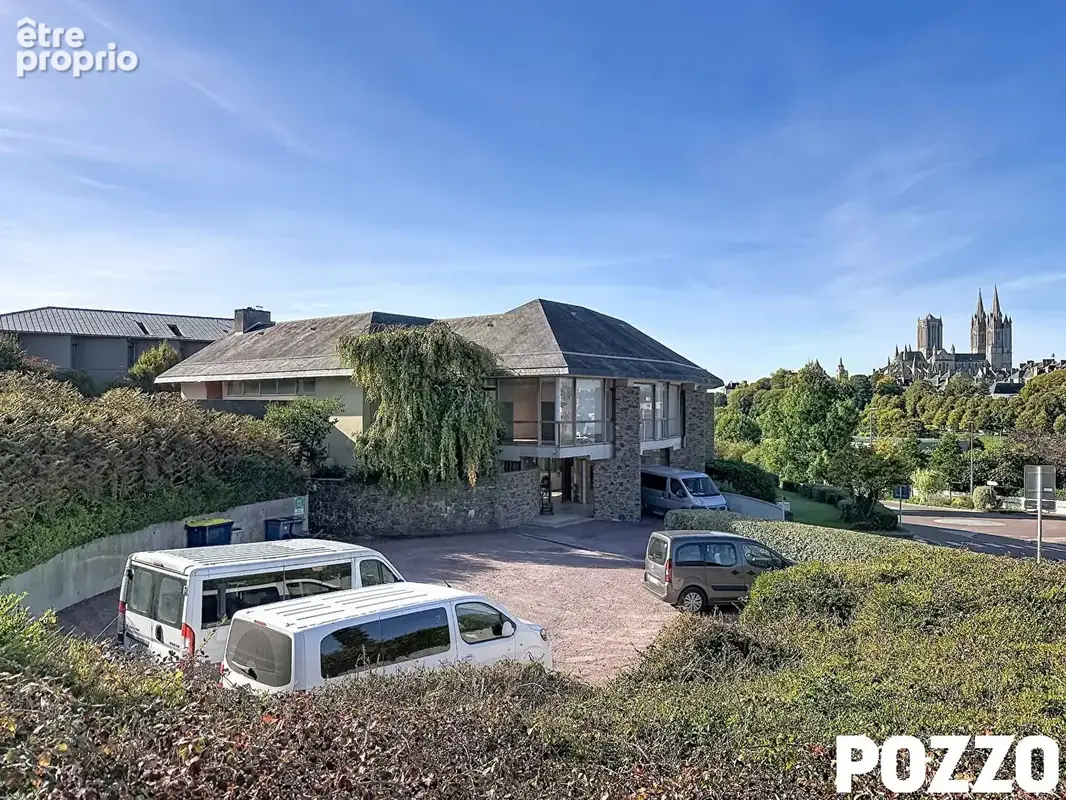 Immeuble de rapport à Coutances 1200 m²  de bureau dont une partie libre sur 3919 m² de terrain - photo 7