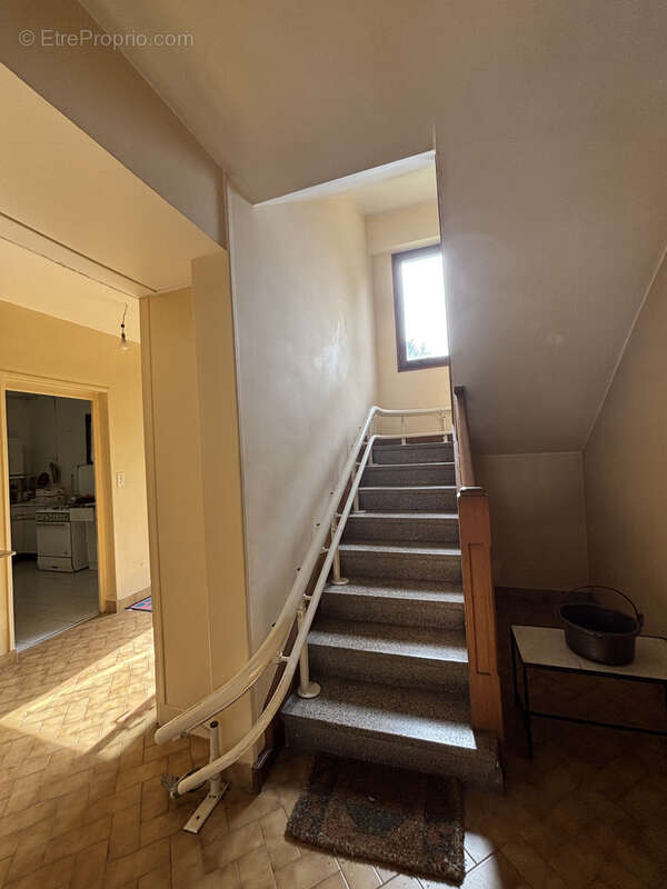 CHATILLON SUR SEINE  : charmante maison de 150m2 ( R+2) avec terrain et garage au centre ville - photo 4