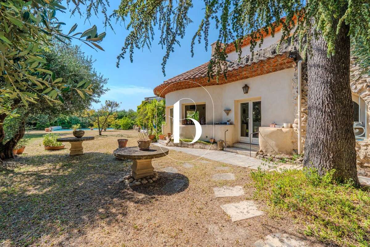 UZÈS  Propriété de caractère aux volumes spectaculaires, jardin paysager et piscine - photo 12