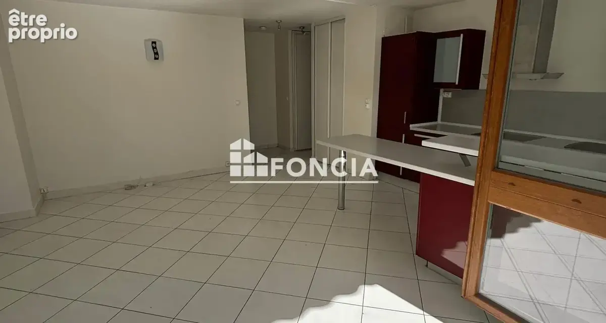 3 pièces au premier étage sans ascenseur avec grand balcon filant, parking extérieur et cave, dans résidence arborée, sécurisée - photo 4
