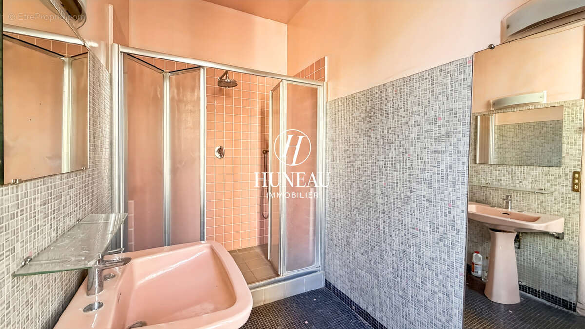 Appartement avec de beaux volumes, beaucoup de potentiel et une chambre de service - photo 9