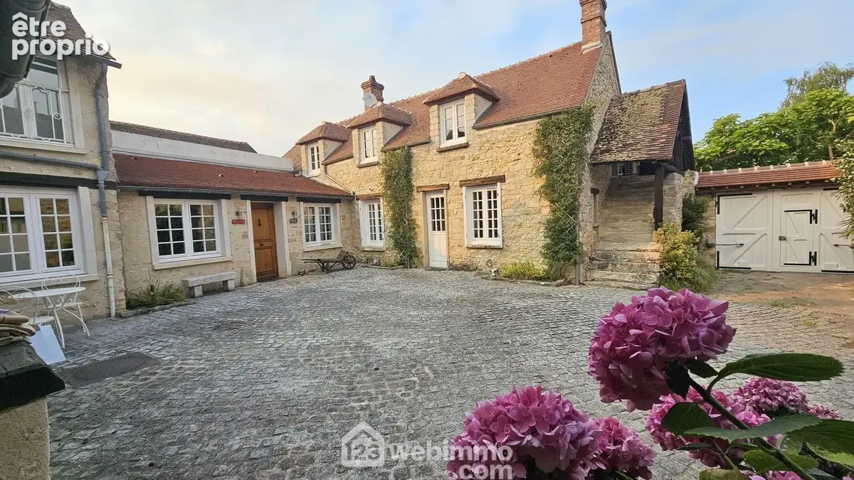 Une autre vue de la maison avec sa cour en pavée. - Maison à MILLY-LA-FORET