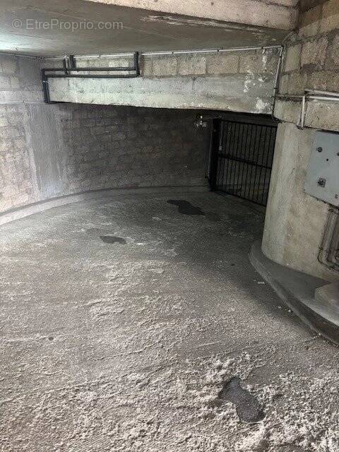 Parking à PARIS-17E