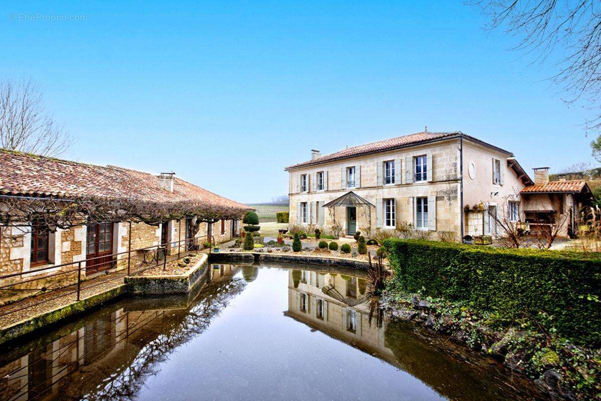 À vendre  Moulin classé du XVI siècle avec chambres d'hôtes et gîte en Charente-Maritime - photo 10