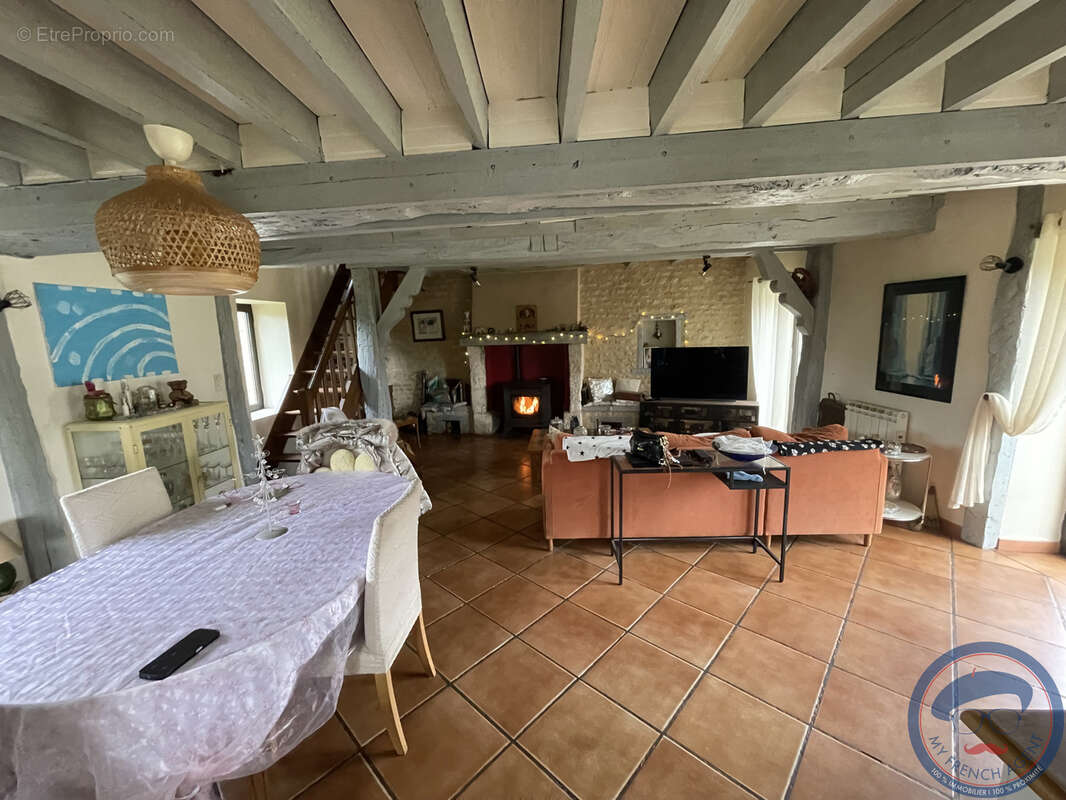Maison à FONTAINE-LES-BASSETS