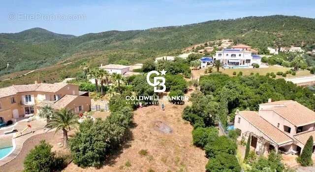 Terrain à LES ISSAMBRES