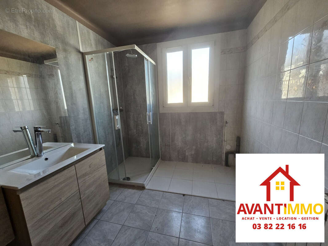 APPARTEMENT GAUCHE SALLE D'EAU