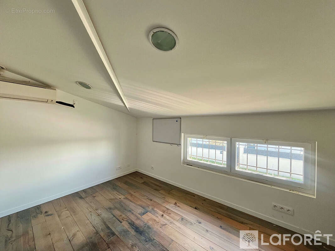 Commerce à AMBARES-ET-LAGRAVE