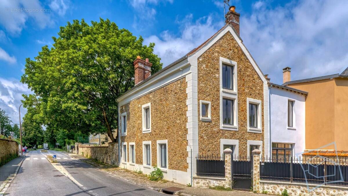 Maison à VOISINS-LE-BRETONNEUX
