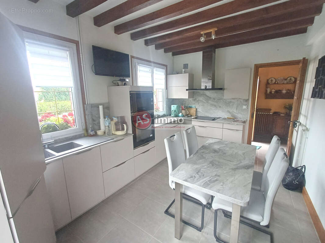 Très Belle Maison de Carractère 4 Chambres dans Bourg tous commerces. - photo 4