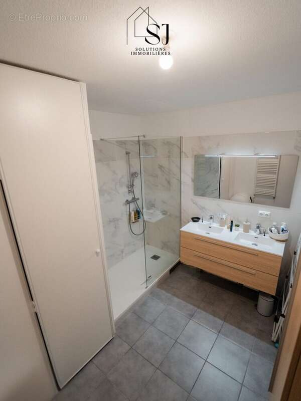 Appartement à LES ROCHES-DE-CONDRIEU