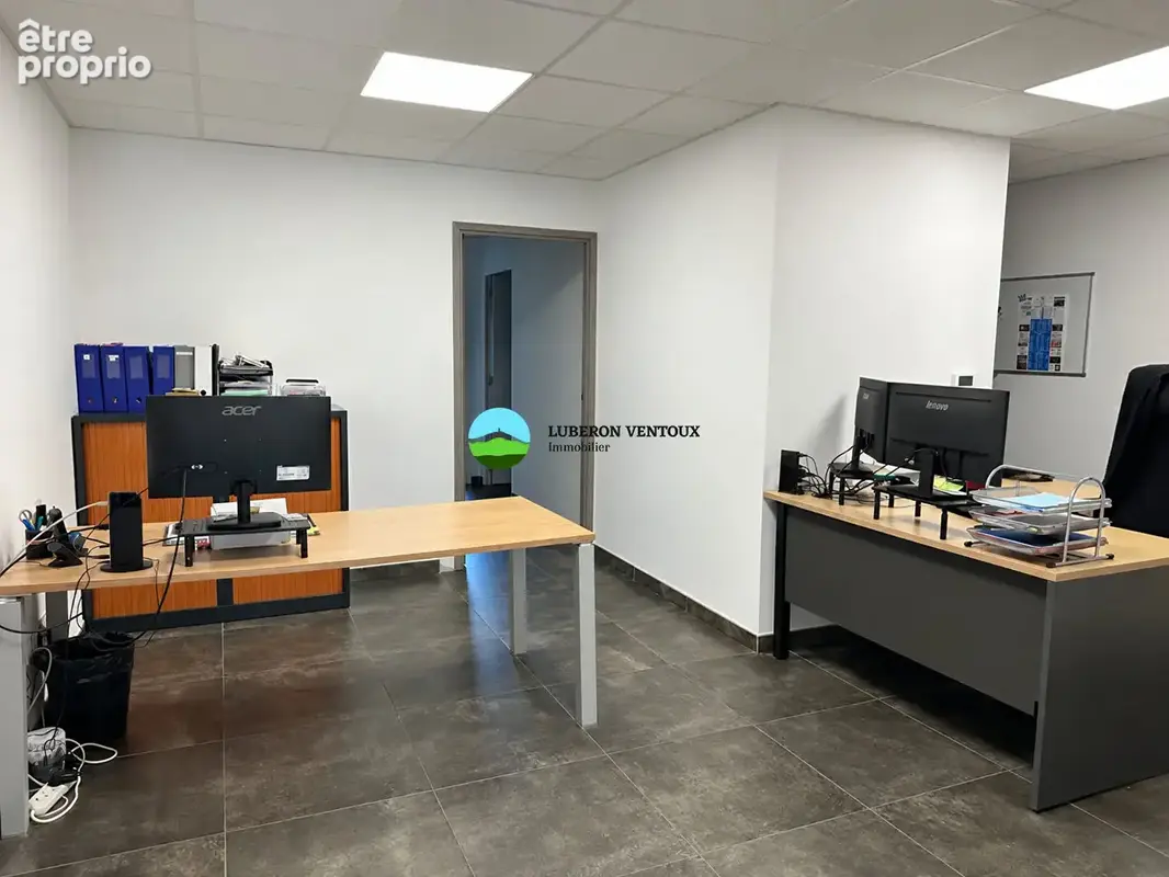 Locaux professionnels de 8 bureaux et parking - photo 2