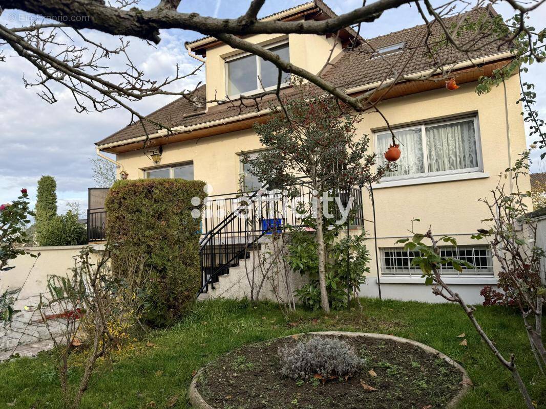 Maison à CHENNEVIERES-SUR-MARNE