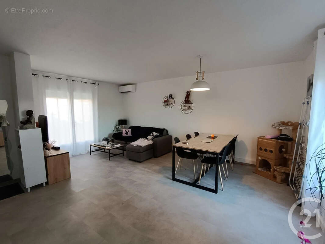 Maison à SAINT-MEDARD-DE-GUIZIERES