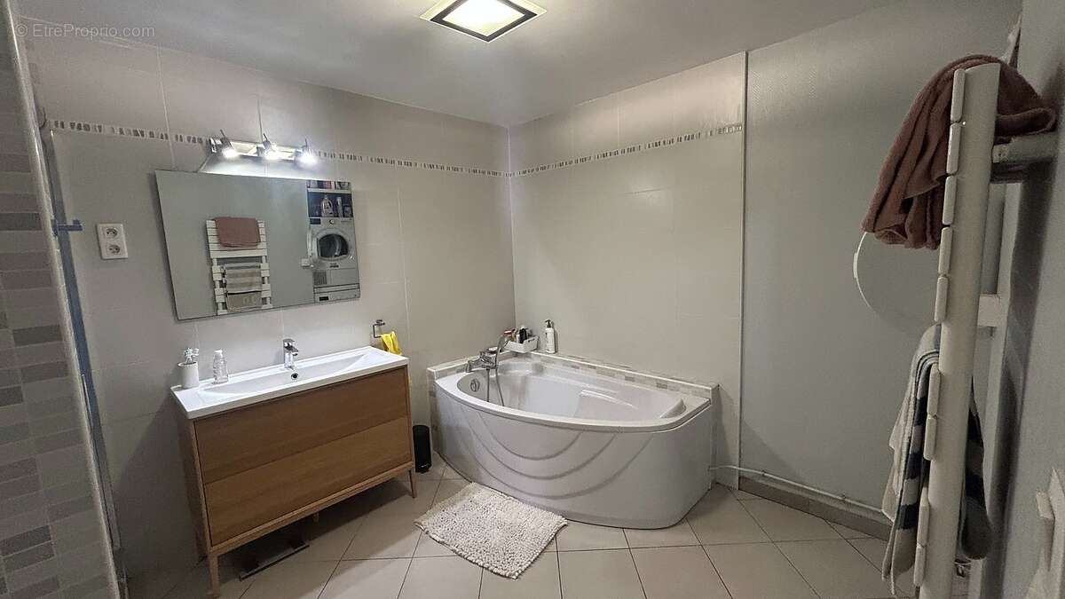 Salle de bains complète (baignoire et douche) - Appartement à CRANVES-SALES