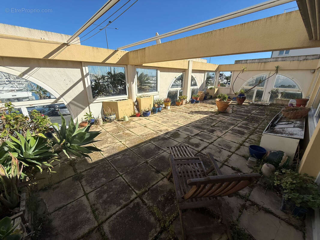 Commerce à CANET-EN-ROUSSILLON