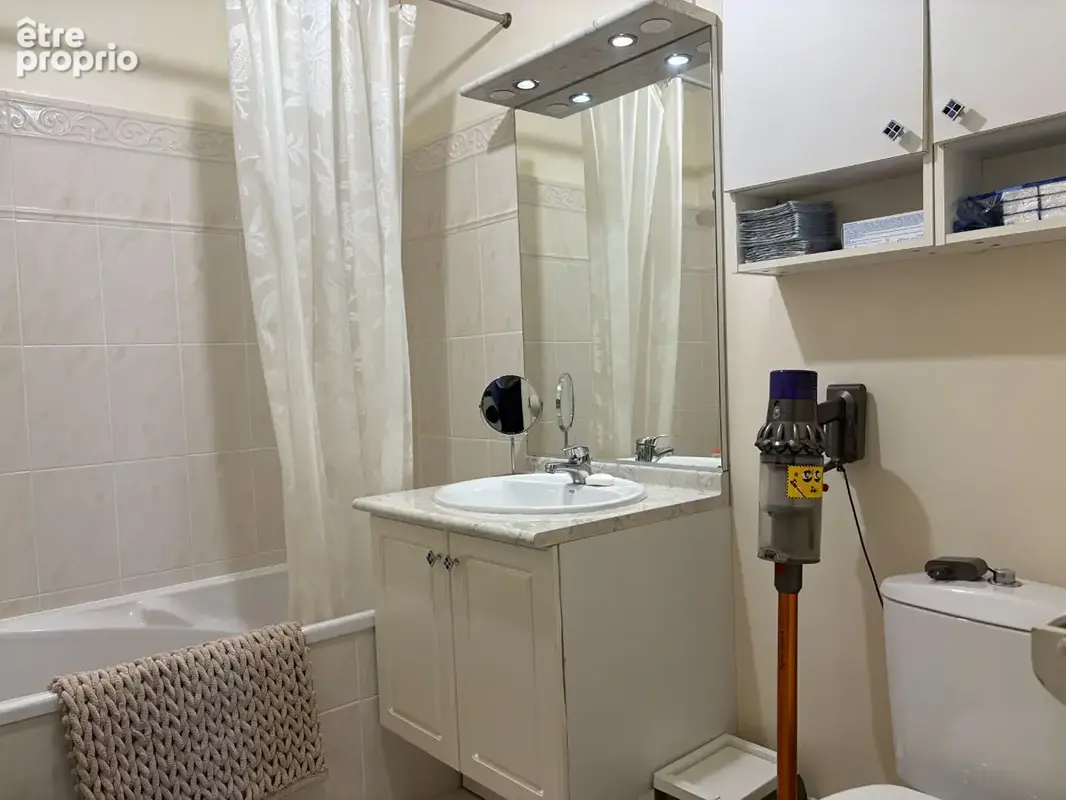 Appartement T4  de 96.67 m² avec terrasse et vue dégagée, ascenseur et stationnements - photo 10