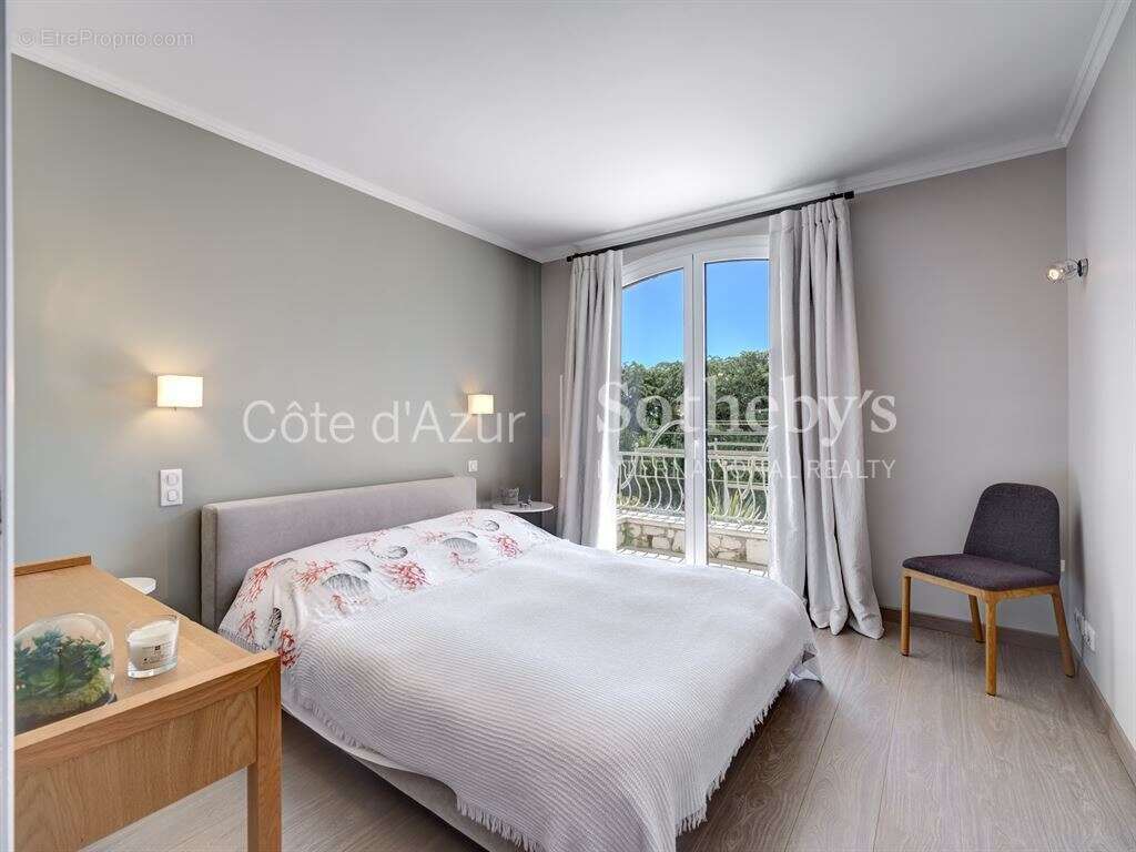 Maison à LA ROQUETTE-SUR-SIAGNE