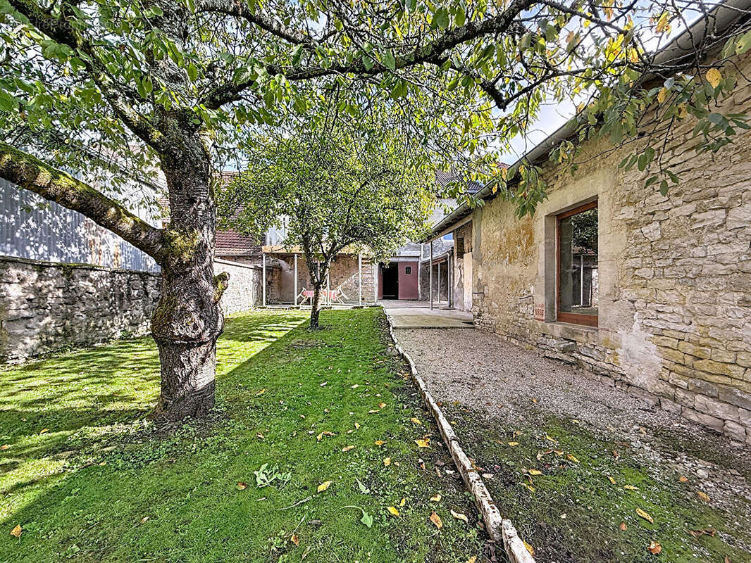 Maison à NEUFCHATEAU