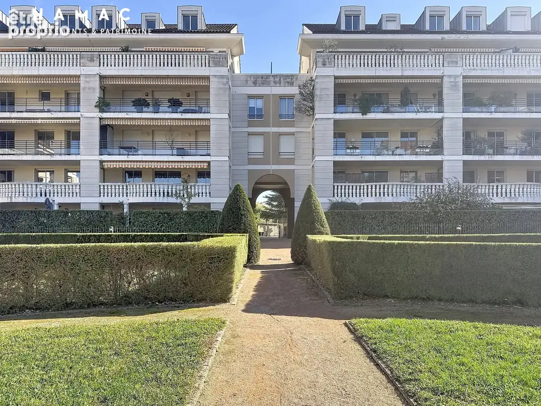 LYON 4 – CROIX-ROUSSE - T3 de 69 m² avec terrasse, piscine, garage et cave - photo 9