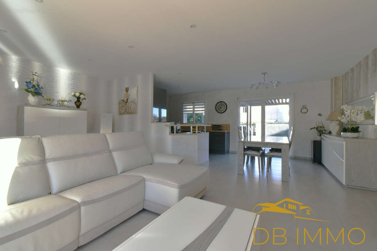 Maison à SAINT-LAURENT-DES-ARBRES