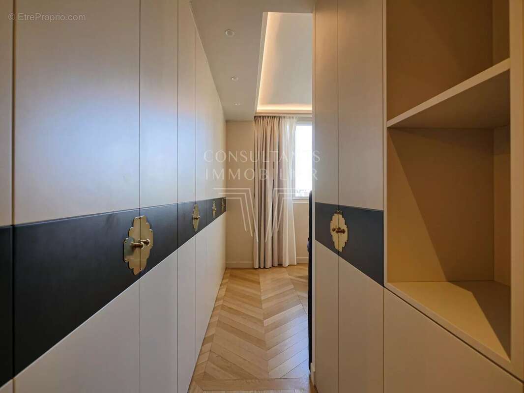 Appartement à PARIS-16E