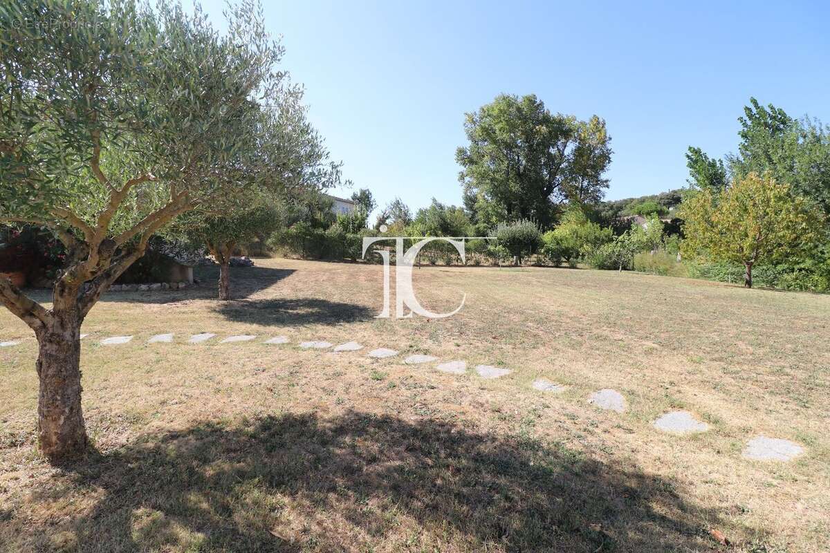 Maison en parfait état, 4 chambres dont une suite parentale avec dressing et salle d'eau, sur 2257 m² paysagés. - photo 4