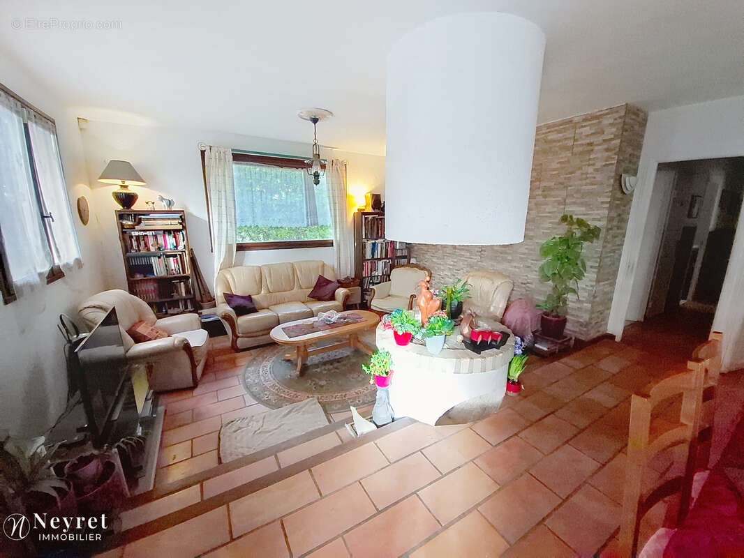 Maison individuelle de plain pied de 107m2, 4 chambres, 62m2 de garage, terrain de 1886 m2 - photo 2