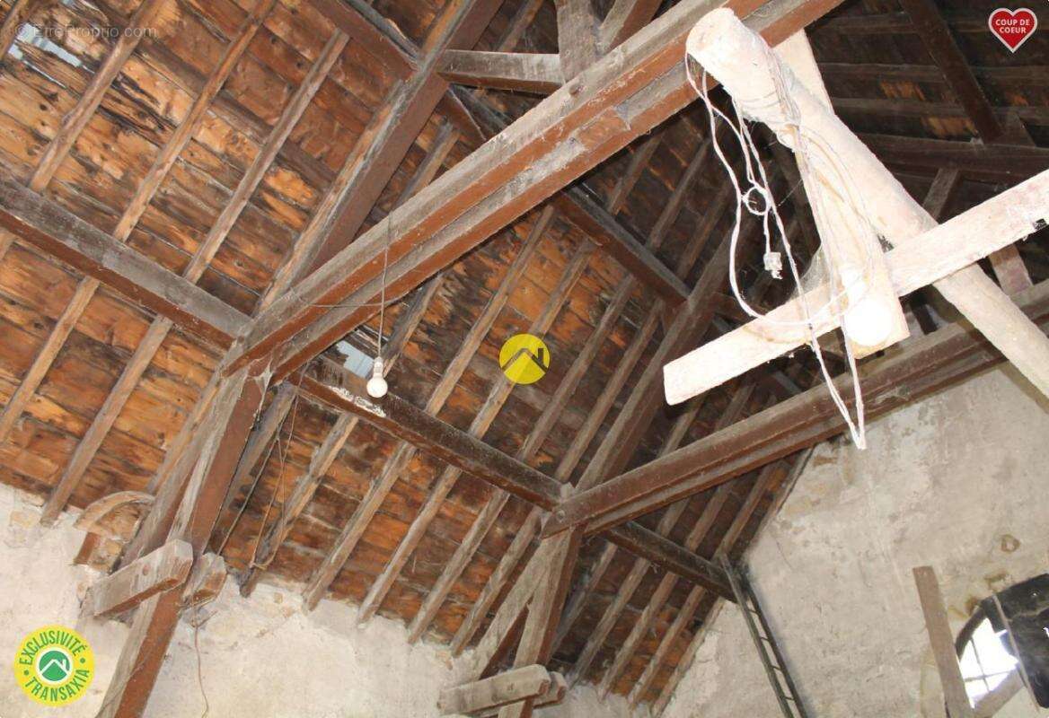 Maison à VIC-SUR-CERE