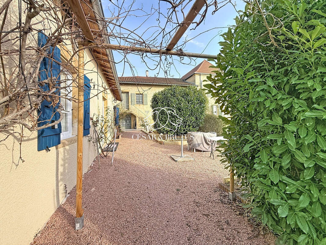 Maison à POUILLY-SOUS-CHARLIEU
