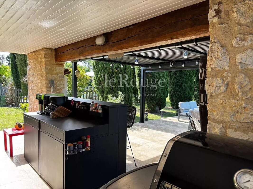Maison en pierre avec piscine et vue sur les vignobles dans un cadre champêtre paisible - photo 12