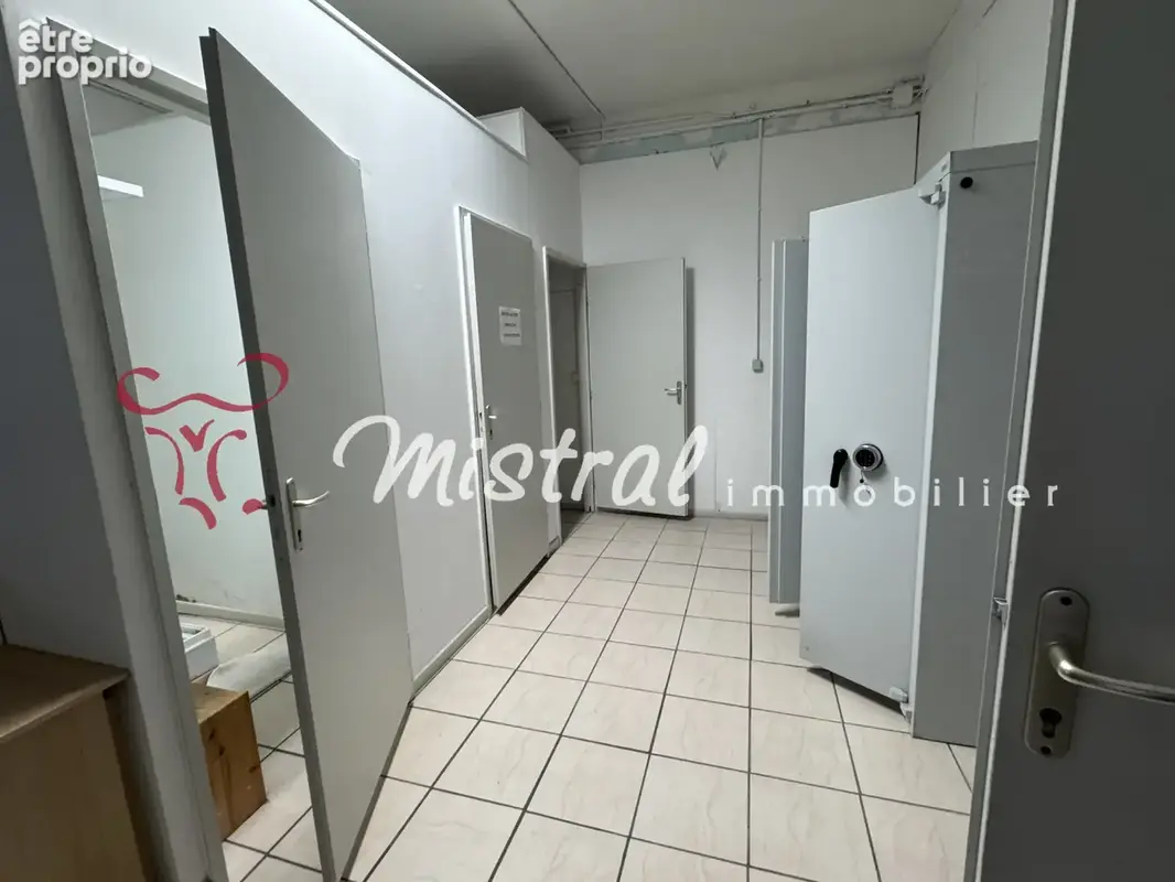 Aigues mortes appartement avec terrasse et local commercial - photo 2