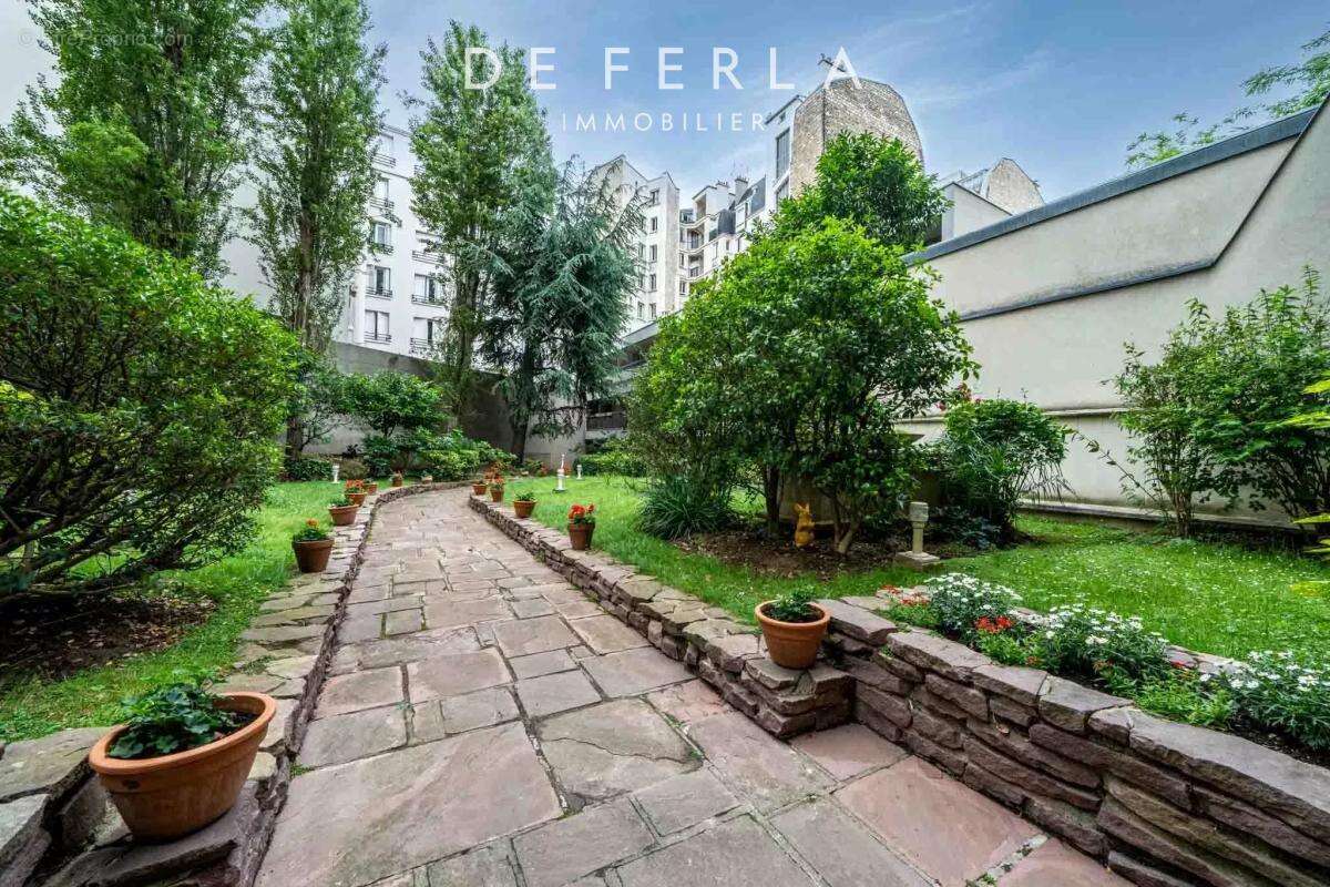 Appartement à PARIS-16E