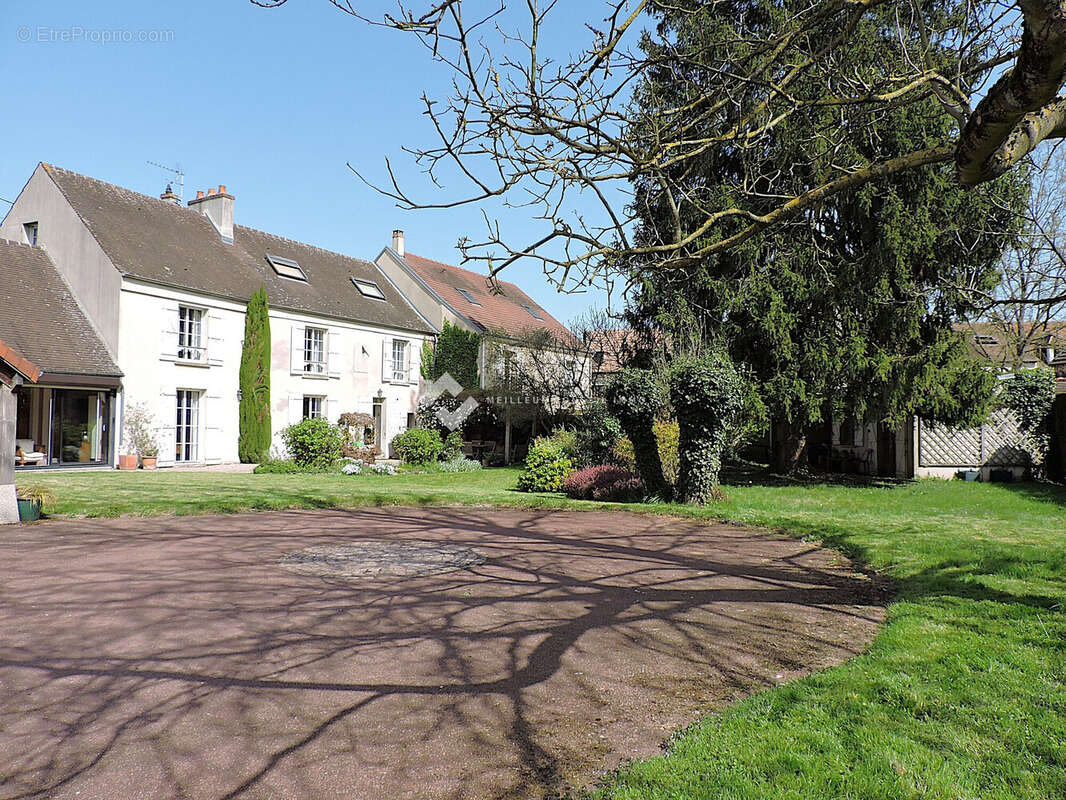 Maison 303 m² à Gouvernes  - photo 3