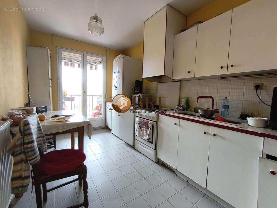 cuisine ouverte sur balcon - Appartement à VOIRON