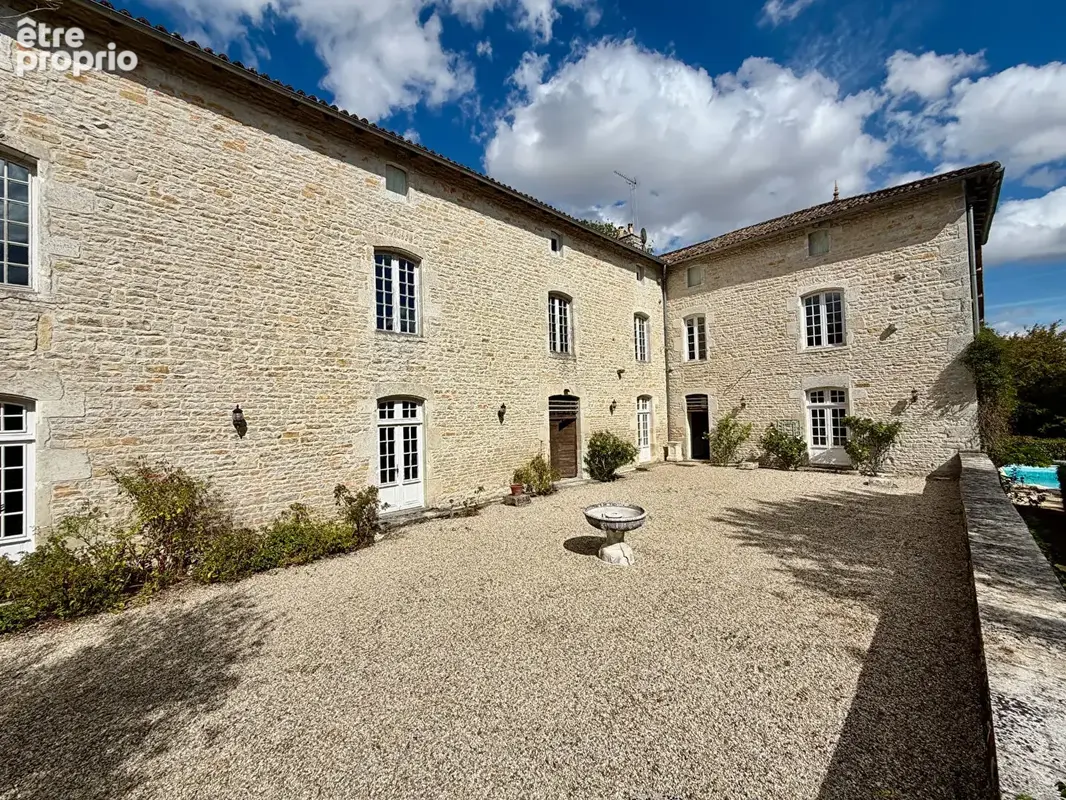 Propriété de caractère exceptionnelle avec dépendances, piscine et 3,5 hectares - photo 4