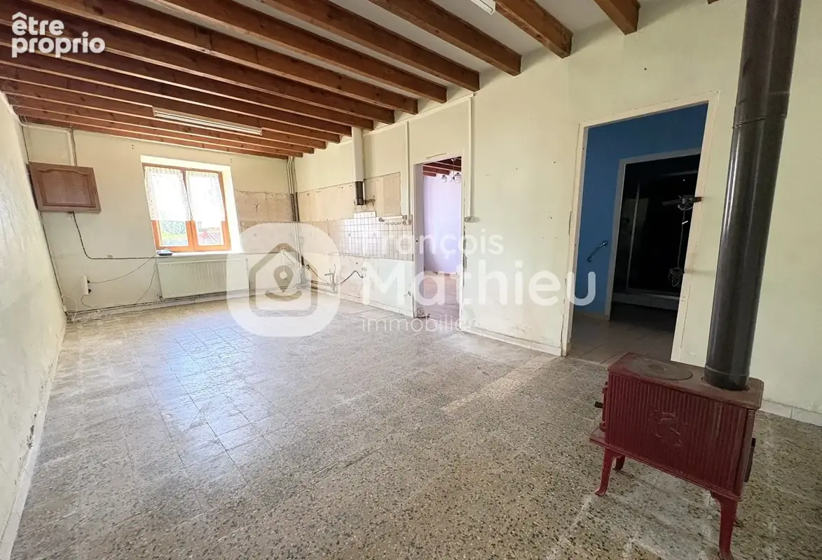 Châtillon-sur-Chalaronne - Maison avec dépendances à rénover sur 1 379 m2 de terrain - photo 5