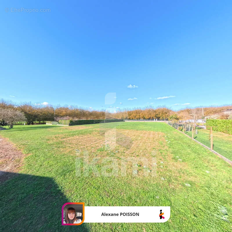 Terrain à SAINT-JUST-DE-CLAIX